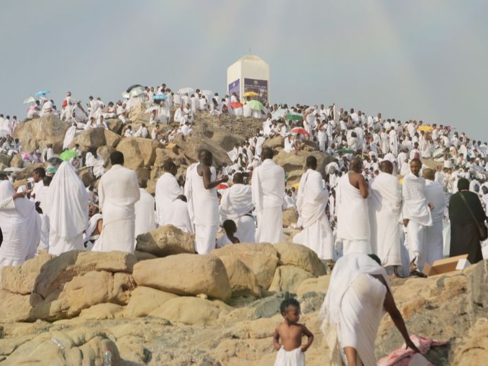 arafat الحجاج يتوافدون على عرفات لأداء الركن الأعظم