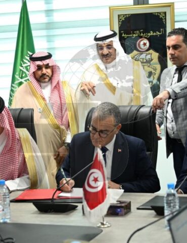 eco التوقيع على اتفاقية قرض للمساهمة في تمويل مشروع إنشاء قطب واحي بالجنوب التونسي