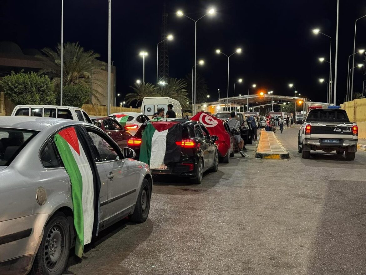 palestine قافلة الصمود تعبر الحدود التونسية نحو ليبيا بعد استقبال شعبي حاشد وهبة شعبية مهيبة ببن قردان