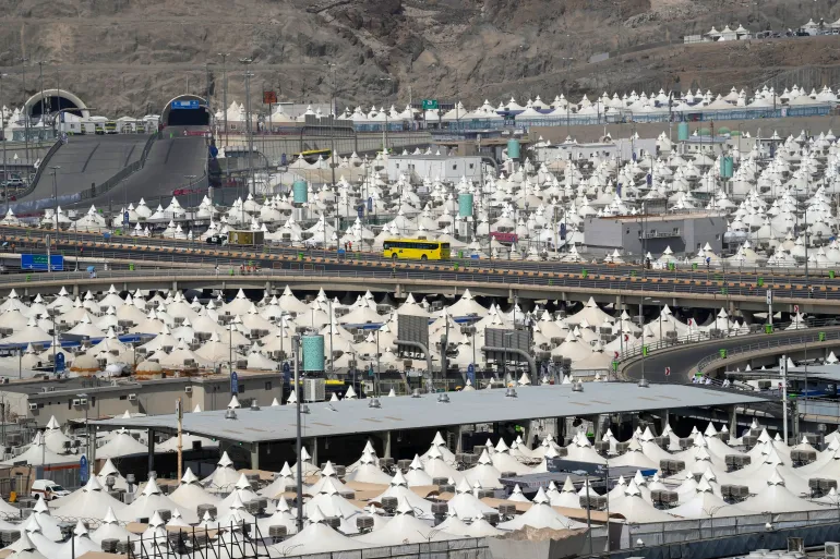 حج الحجاج يتوجهون إلى منى لقضاء يوم التروية