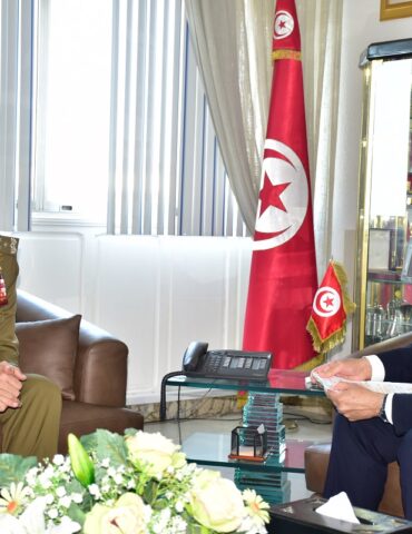 دفاع دعم التعاون الثنائي في المجال العسكري محور لقاء بين وزير الدفاع ورئيس أركان جيش البر الإيطالي