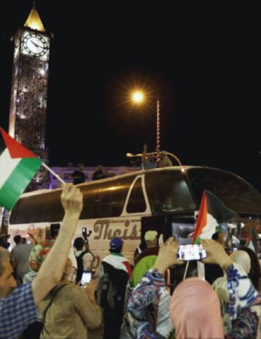 قافلة 3 استقبال شعبي كبير في شارع بورقيبة لقافلة الصمود