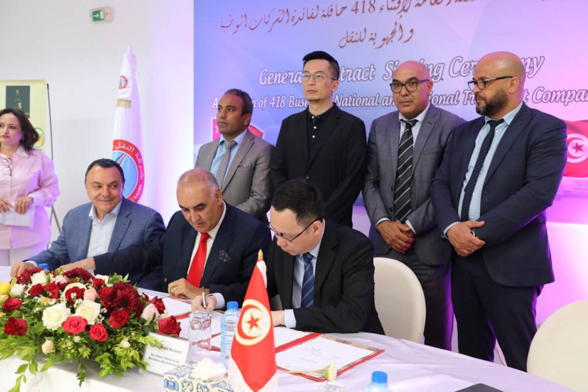 نقل إمضاء العقد العام المتعلق باقتناء 418 حافلة جديدة لتعزيز أسطول النقل العمومي الجماعي بكامل الجمهورية