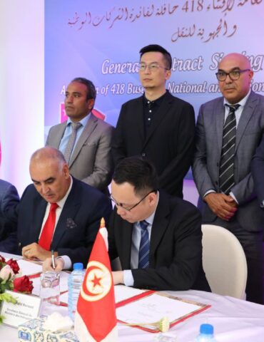 نقل إمضاء العقد العام المتعلق باقتناء 418 حافلة جديدة لتعزيز أسطول النقل العمومي الجماعي بكامل الجمهورية