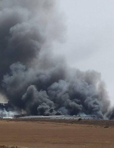 7ari9 زغوان: السيطرة الكاملة على حريق مصنع الملابس المستعملة بجبل الوسط