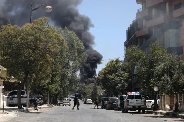 9asef جريحان بقصف إســ.رائيلي على مقر هيئة الأركان السورية بدمشق