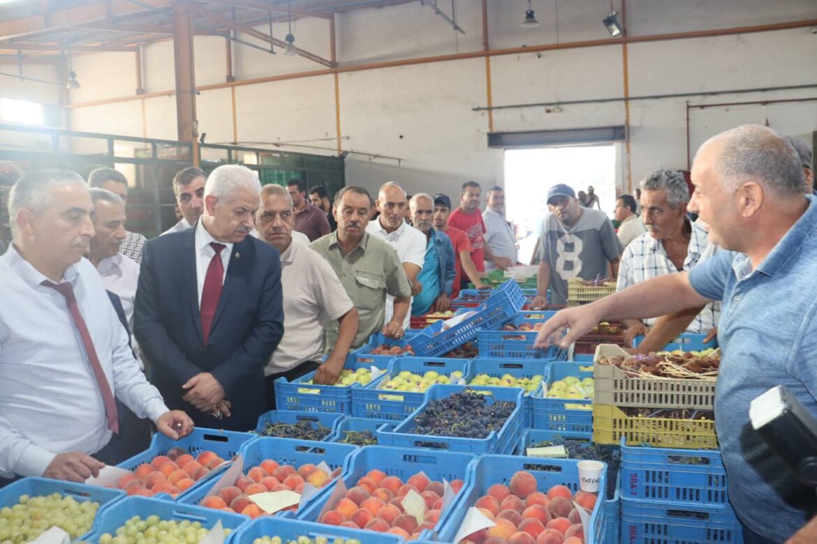 FB IMG 1753949478750 وزير التجارة يدعو إلى خفض الأسعار بسوق الجملة ببئر القصعة