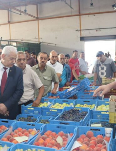FB IMG 1753949478750 وزير التجارة يدعو إلى خفض الأسعار بسوق الجملة ببئر القصعة