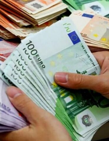 flous تحويلات التونسيين بالخارج ومداخيل السياحة تُوفران ما يزيد عن 8.5 مليار دينار