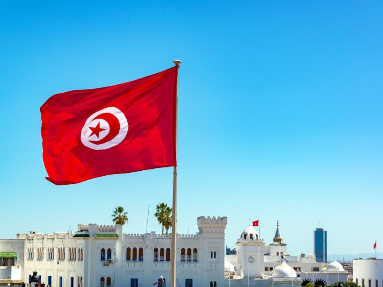 tunis 2 تونس تحتفي بالذكرى 68 لعيد الجمهورية