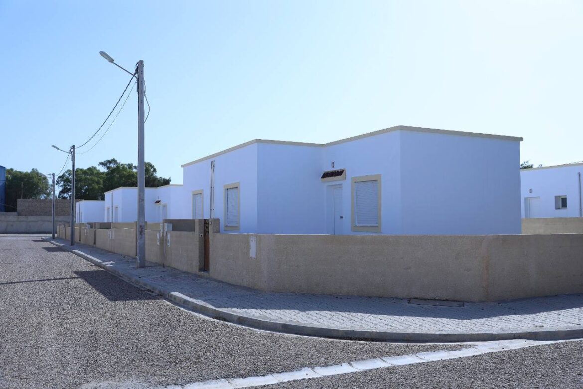 تجربة وزير التجهيز والإسكان يسلم 129 مسكنا اجتماعيا بالنفيضة