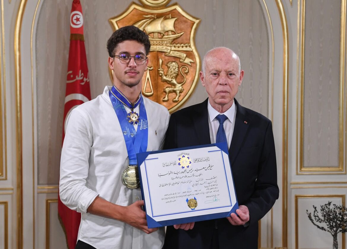 FB IMG 1754551986735 سعيّد يكرّم السباح أحمد الجوادي بوسام الاستحقاق الوطني