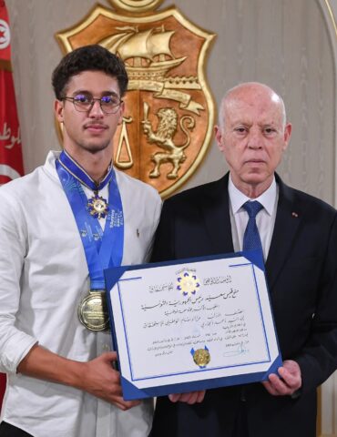 FB IMG 1754551986735 سعيّد يكرّم السباح أحمد الجوادي بوسام الاستحقاق الوطني