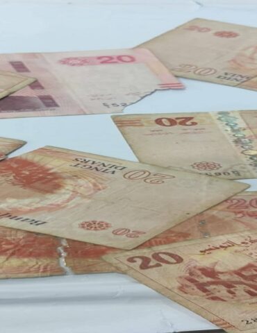 fllouss تداول أوراق مالية مهترئة وممزقة .. ما تفسيرها وهل يمكن استعمالها؟
