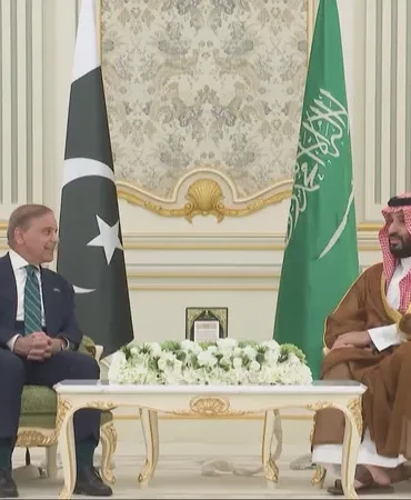 باكستان وزير دفاع باكستان.. برنامجنا النووي "سيكون متاحا" للسعودية