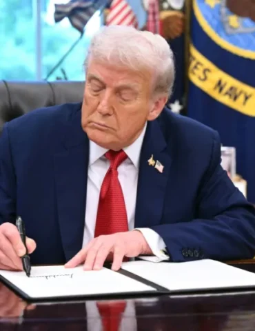 ترامب ترامب يعلن رسوما جمركية جديدة من بينها 100 % على الأدوية