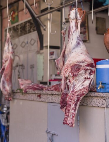 لحم أحمد العميري: "كلغ اللحم قد يتجاوز 60 دينارًا والحل هو التوريد"