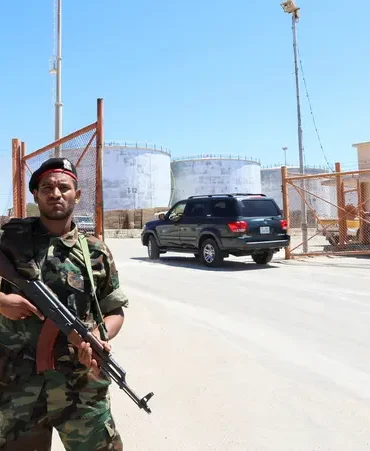 ليبيا اندلاع اشتباكات مسلحة في محيط مصفاة النفط بمدينة الزاوية الليبية