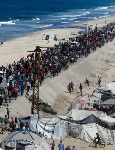 gaza حشود من النازحين تبدأ العودة إلى مدينة غزة وشمال القطاع
