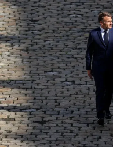 macron بعد استقالة رئيس الوزراء الفرنسي .. ما الخيارات المطروحة أمام ماكرون؟