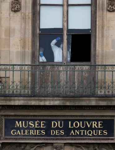musee متحف اللوفر ينقل مجوهرات إلى بنك فرنسا بعد عملية السرقة
