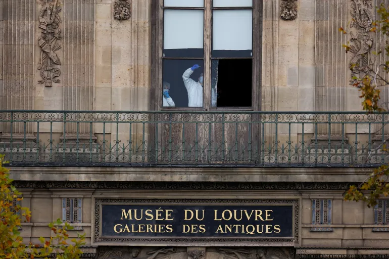musee متحف اللوفر ينقل مجوهرات إلى بنك فرنسا بعد عملية السرقة