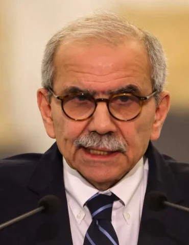nawaf رئيس وزراء لبنان: على حزب الله التخلي عن جناحه العسكري