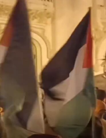 palestine مع اقتراب أسطول الصمود من شواطئ غزة ..وقفة إسناد وتضامن من طاقم الأسطول أمام المسرح البلدي