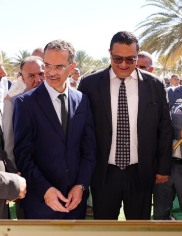 wzir وزير الفلاحة يفتتح بقبلي موسم جني التمور ويؤكد أنه قطاع محرك للنمو ومصدر للعملة الصعبة