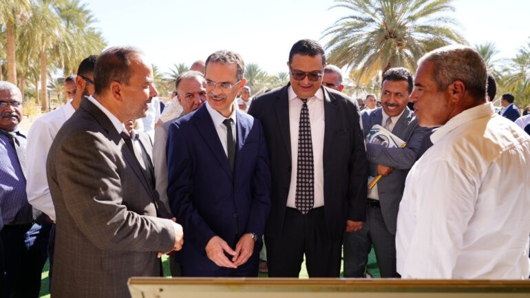 wzir وزير الفلاحة يفتتح بقبلي موسم جني التمور ويؤكد أنه قطاع محرك للنمو ومصدر للعملة الصعبة