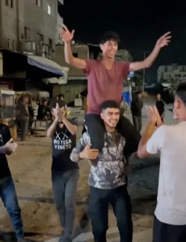 احتفال غزة سكان غزة يحتفلون في الشوارع باتفاق وقف إطلاق النار