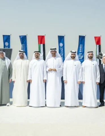 الامارات الإمارات تضع حجر الأساس لأكبر مشروع للطاقة الشمسية في العالم