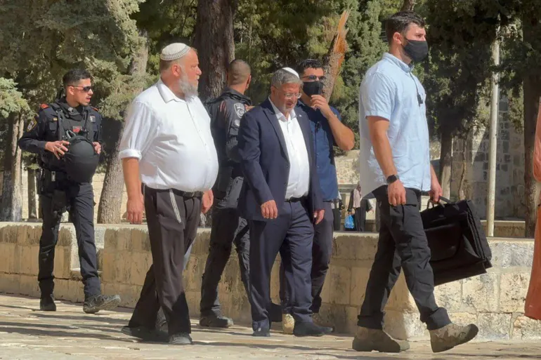 بن غفير بن غفير يقتحم الأقصى والاحتـ.لال يحول منازل بالضفة لثكنات عسكرية