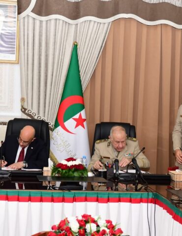 جزاااااا وزير الدفاع يلتقي الرئيس الجزائري.. ويوقع على اتفاقية تعاون دفاعي بين البلدين