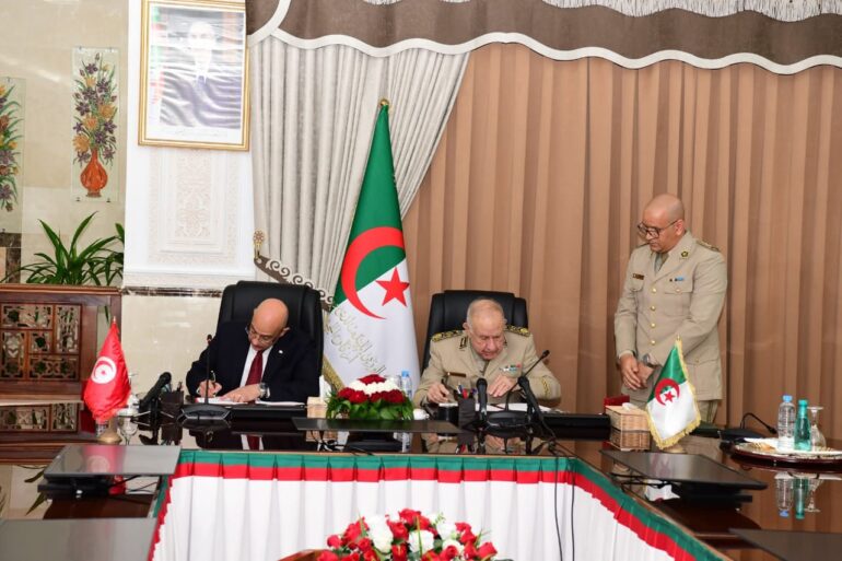 جزاااااا وزير الدفاع يلتقي الرئيس الجزائري.. ويوقع على اتفاقية تعاون دفاعي بين البلدين
