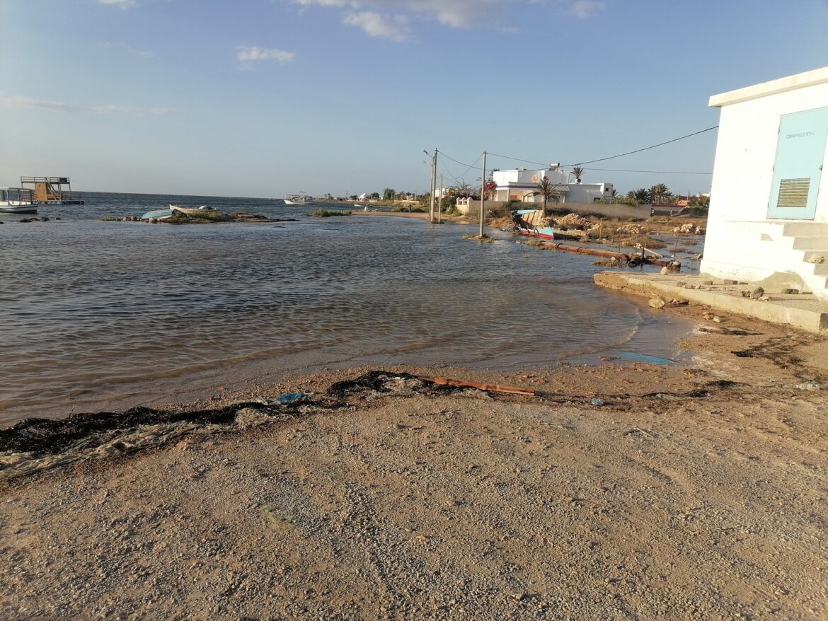 قرقنة مياه البحر تتقدم نحو اليابسة في قرقنة وتغمر طرقات شمال الجزيرة
