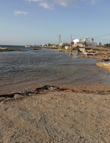 قرقنة مياه البحر تتقدم نحو اليابسة في قرقنة وتغمر طرقات شمال الجزيرة