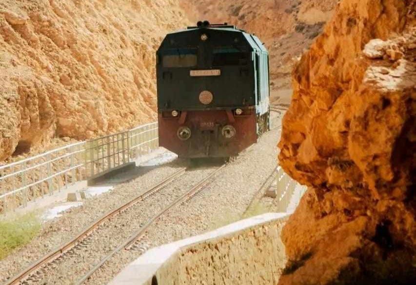 المتلوي المتلوي: خروج قطار محمّل بالفسفاط عن السكة وإصابة السائق ومرافقه