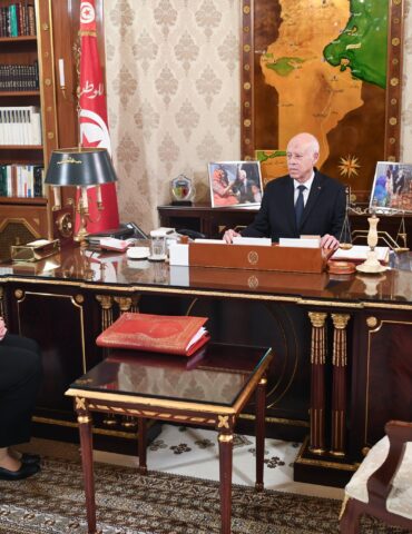 حكومة 1 لدى لقائه الزنزري.. رئيس الدّولة يؤكد على ضرورة التناغم التامّ في عمل الفريق الحكومي