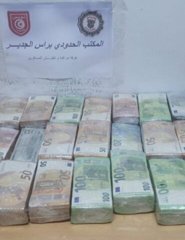عملة أجنبية إحباط محاولة تهريب عملة أجنبية بقيمة 1.5 مليون دينار