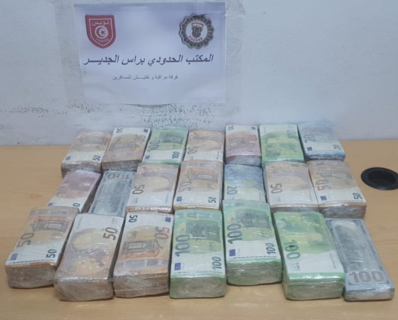 عملة أجنبية إحباط محاولة تهريب عملة أجنبية بقيمة 1.5 مليون دينار