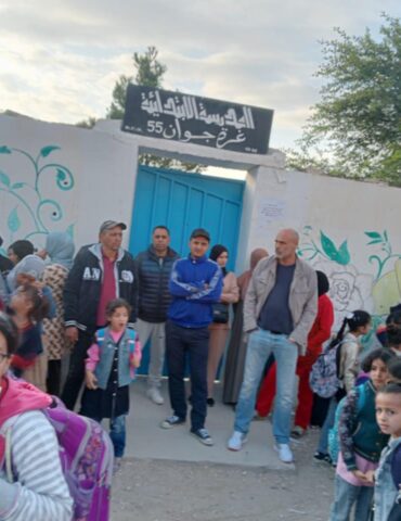 فريانة القصرين: أولياء تلاميذ يغلقون مدرسة بفريانة احتجاجًا على غياب معلم