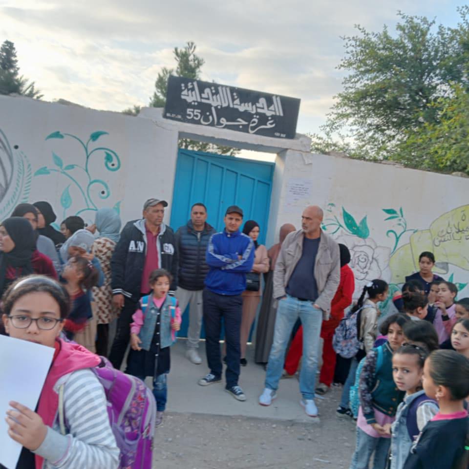 فريانة القصرين: أولياء تلاميذ يغلقون مدرسة بفريانة احتجاجًا على غياب معلم