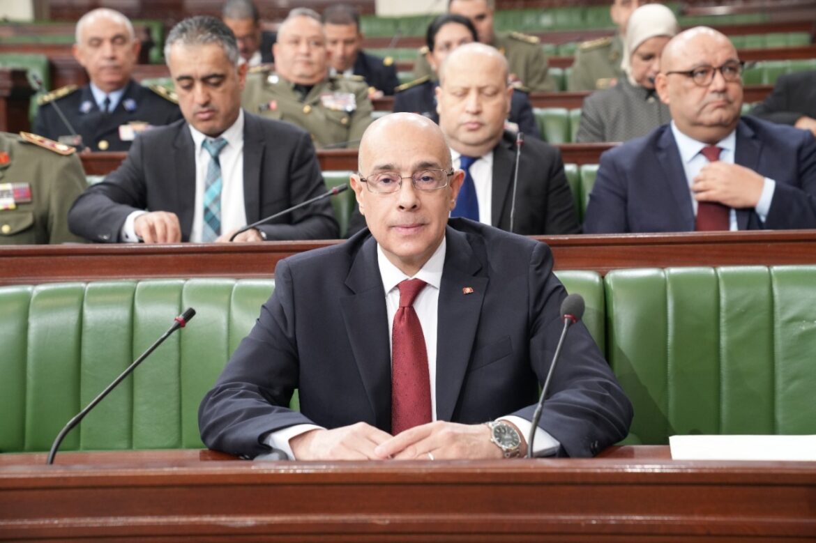 وزير الدفاع وزير الدفاع: "الوضع الأمني مستقر نسبيًا وفي تحسّن ملموس"