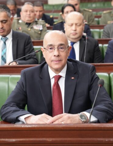 وزير الدفاع وزير الدفاع: "الوضع الأمني مستقر نسبيًا وفي تحسّن ملموس"