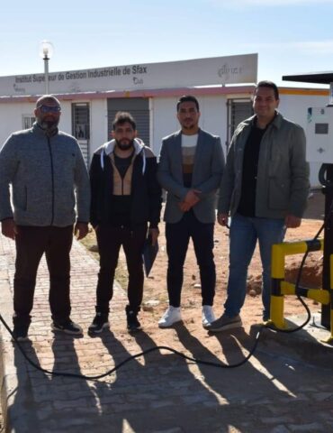 electrique تركيز محطة لشحن السيارات الكهربائية بالمعهد العالي للتصرف الصناعي بصفاقس