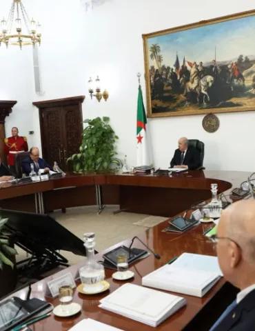 الجزائر الجزائر: رفع الحد الأدنى للأجور ومنحة للعاطلين