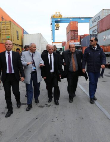 النقل وزير النقل يدعو لرفع الحاويات ذات المكوث المطوّل بميناء رادس