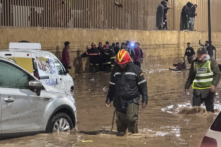 فياضانات المغرب تحذيرات من أمطار وسيول وتعليق الدراسة في دول عربية