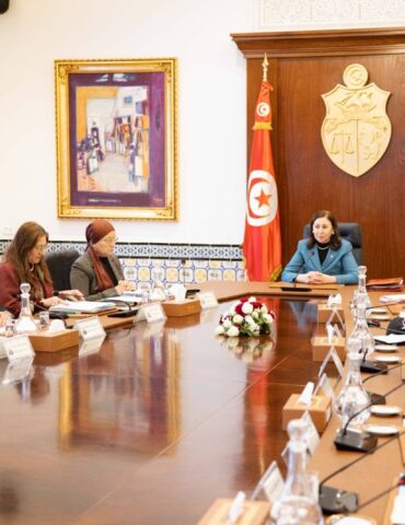 مجلس وزاري 2 مجلس وزاري مضيق: تحويل الديون الخارجية التونسية إلى استثمارات